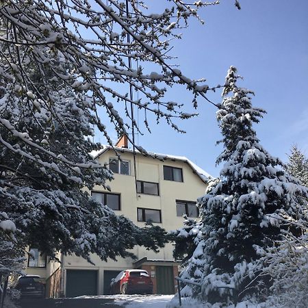Romantic Two Bedroom Apartments In The Hills Of Budapest With Private Parking Exterior foto