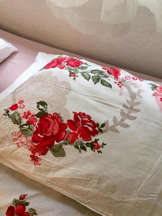 Romantic Two Bedroom Apartments In The Hills Of Budapest With Private Parking Exterior foto