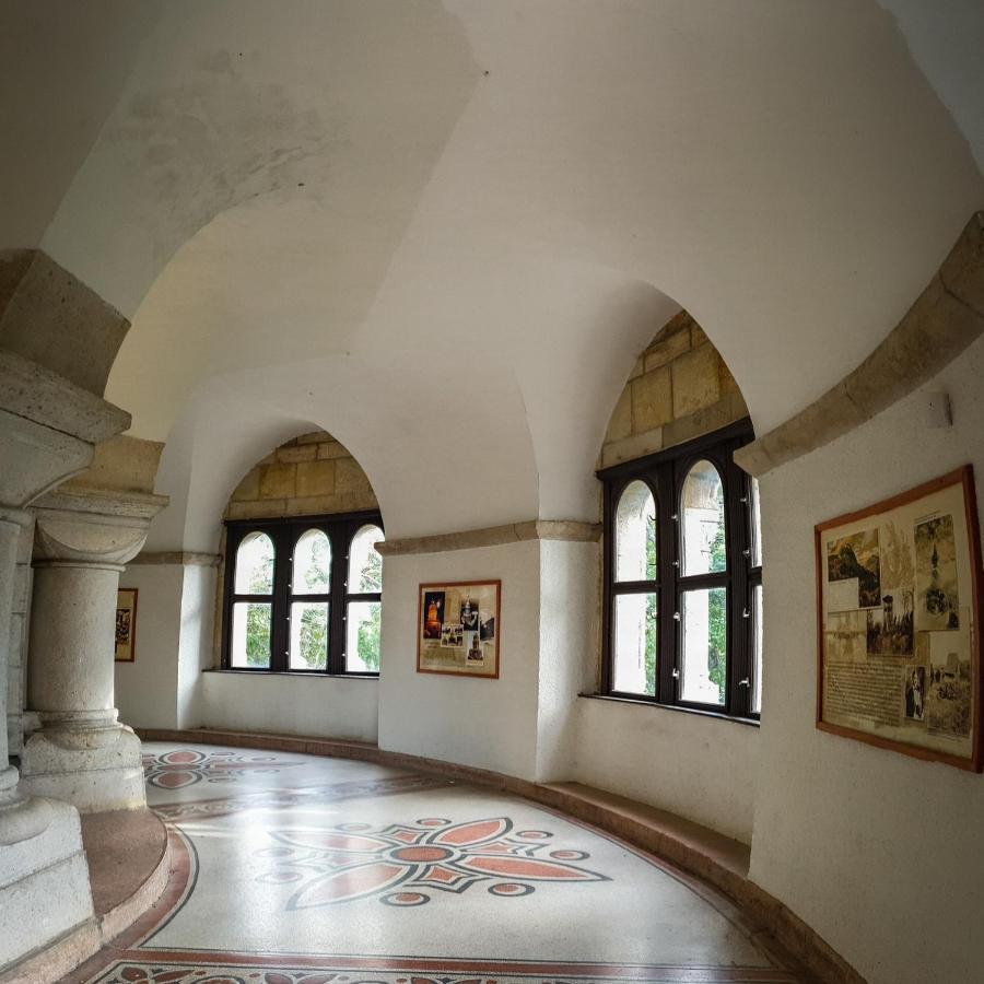 Romantic Two Bedroom Apartments In The Hills Of Budapest With Private Parking Exterior foto