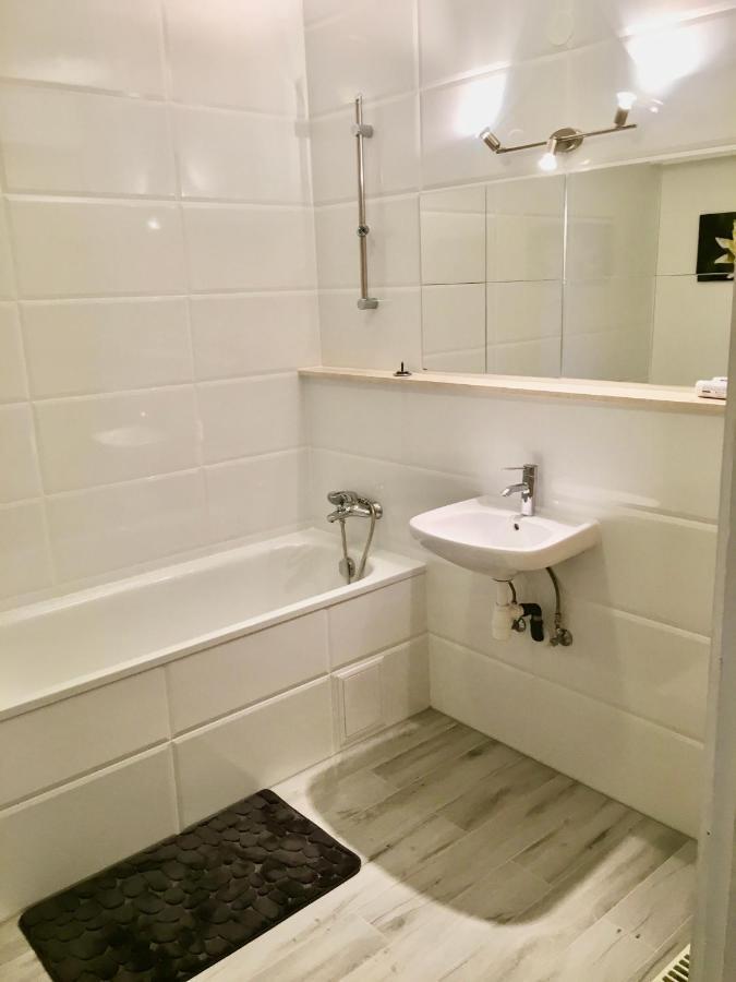 Romantic Two Bedroom Apartments In The Hills Of Budapest With Private Parking Exterior foto