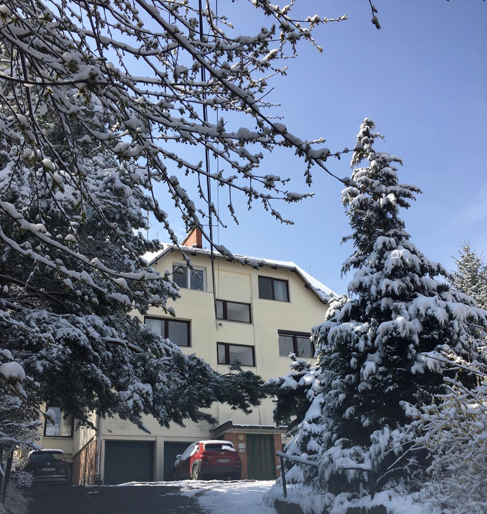Romantic Two Bedroom Apartments In The Hills Of Budapest With Private Parking Exterior foto